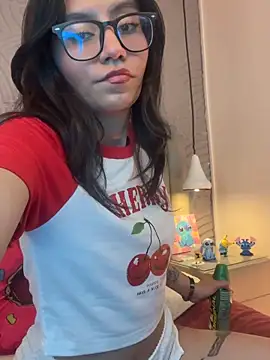 eviegothel  online show from 11/18/25, 08:34