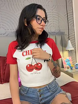 eviegothel  online show from 10/16/25, 08:17