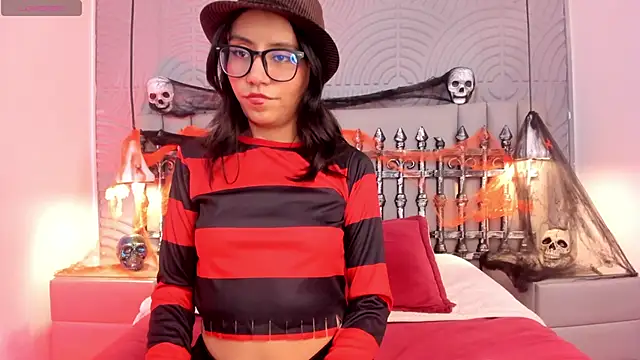 eviegothel  online show from 10/31/25, 08:27