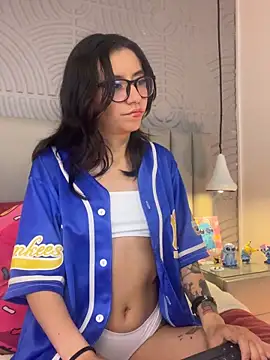 eviegothel  online show from 11/17/25, 02:21