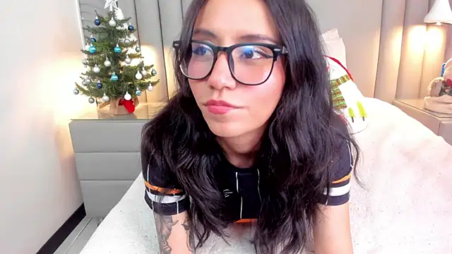 eviegothel  online show from 12/15/25, 08:36