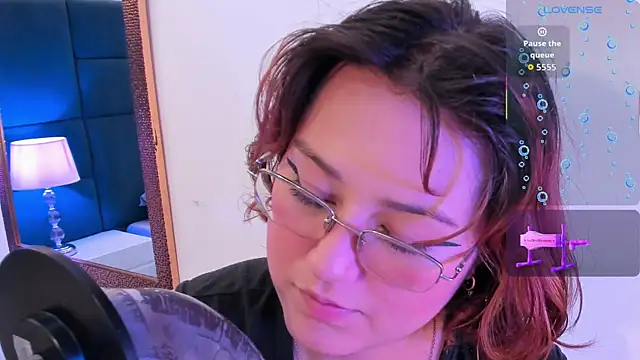 isa grey  online show from 11/09/25, 03:32