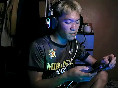 Snapshot of Riiichie_wilCumm chatting on 11/17/25, 03:49 Riiichie wilCumm online show from 11/17/25, 03:49