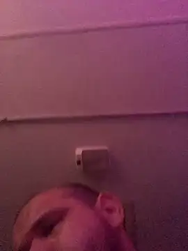 Snapshot of shakeweight chatting on 02/15/26, 08:13 shakeweight online show from 02/15/26, 08:13