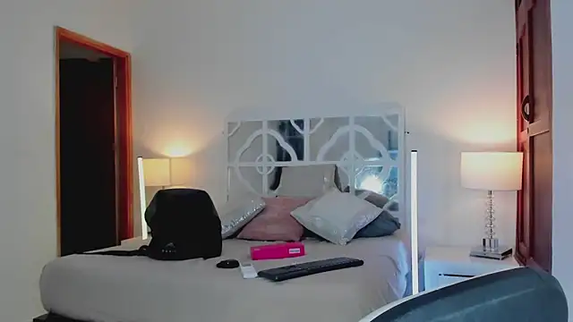 Snapshot of MikaelaStone chatting on 02/04/26, 12:44 MikaelaStone online show from 02/04/26, 12:44