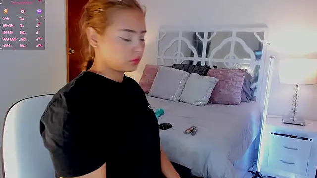 Snapshot of MikaelaStone chatting on 12/20/25, 11:13 MikaelaStone online show from 12/20/25, 11:13