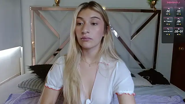 SophiaaLee online show from 11/17/25, 04:44