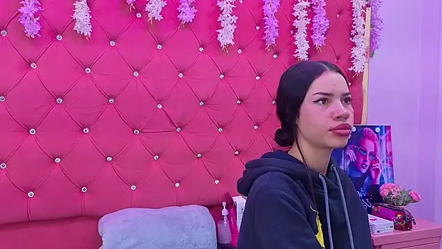 Nanis James online show from 11/08/25, 03:10