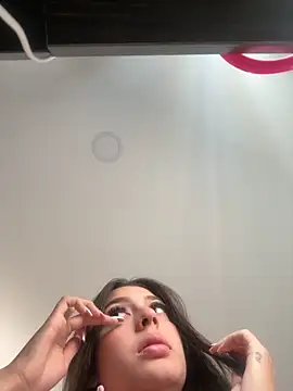 Snapshot of Mavii_ chatting on 10/11/25, 03:57 Mavii online show from 10/11/25, 03:57