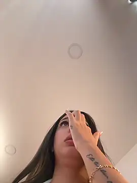 Snapshot of Mavii_ chatting on 11/20/25, 04:51 Mavii online show from 11/20/25, 04:51