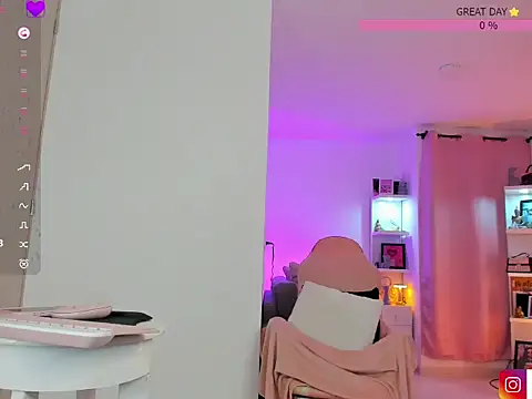 Snapshot of isa-gomez chatting on 10/22/25, 01:27 isa-gomez online show from 10/22/25, 01:27