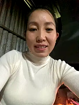 Huong-Ly online show from 11/13/25, 01:42