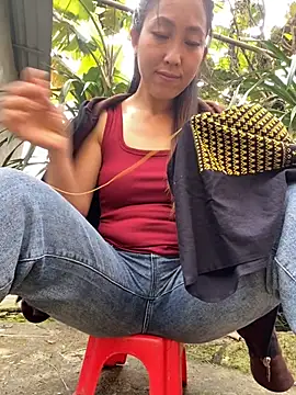 Huong-Ly online show from 10/19/25, 01:41