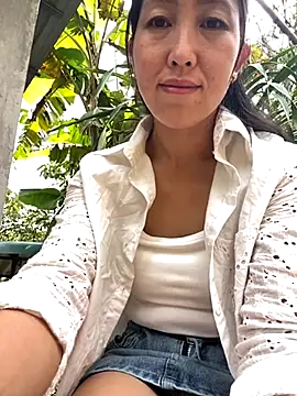 Huong-Ly online show from 10/17/25, 03:21