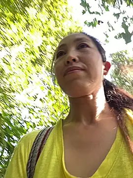 Huong-Ly online show from 10/30/25, 01:26