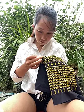 Huong-Ly online show from 09/12/25, 01:39