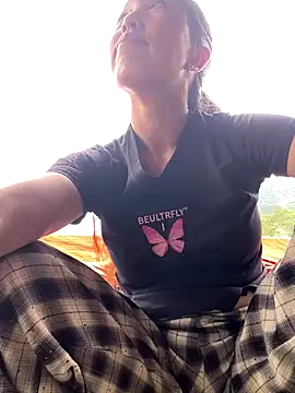 Huong-Ly online show from 09/24/25, 07:48