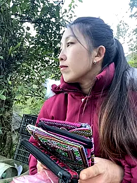 Huong-Ly online show from 11/30/25, 09:54