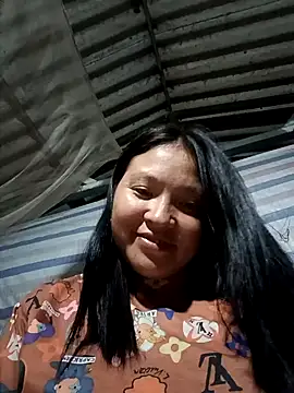 Snapshot of MuiNay chatting on 10/19/25, 11:35 MuiNay online show from 10/19/25, 11:35