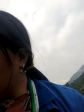 Snapshot of MuiNay chatting on 10/31/25, 01:13 MuiNay online show from 10/31/25, 01:13