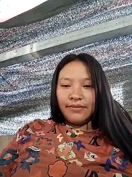 Snapshot of MuiNay chatting on 10/20/25, 02:35 MuiNay online show from 10/20/25, 02:35