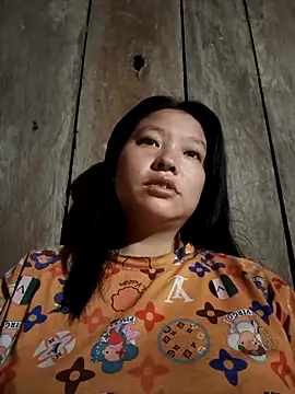 Snapshot of MuiNay chatting on 11/17/25, 10:36 MuiNay online show from 11/17/25, 10:36