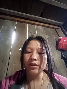 Snapshot of MuiNay chatting on 11/15/25, 11:42 MuiNay online show from 11/15/25, 11:42