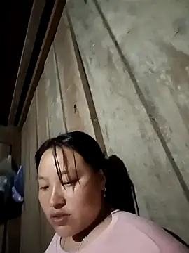 Snapshot of MuiNay chatting on 10/24/25, 12:15 MuiNay online show from 10/24/25, 12:15