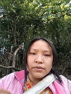 Snapshot of MuiNay chatting on 11/25/25, 04:02 MuiNay online show from 11/25/25, 04:02