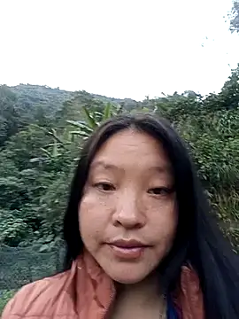 Snapshot of MuiNay chatting on 11/28/25, 12:00 MuiNay online show from 11/28/25, 12:00