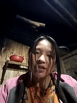 Snapshot of MuiNay chatting on 11/18/25, 10:51 MuiNay online show from 11/18/25, 10:51