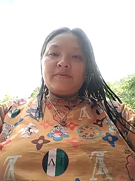 Snapshot of MuiNay chatting on 10/08/25, 08:49 MuiNay online show from 10/08/25, 08:49