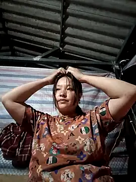 Snapshot of MuiNay chatting on 11/10/25, 12:21 MuiNay online show from 11/10/25, 12:21