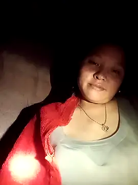 Snapshot of MuiNay chatting on 11/11/25, 12:33 MuiNay online show from 11/11/25, 12:33