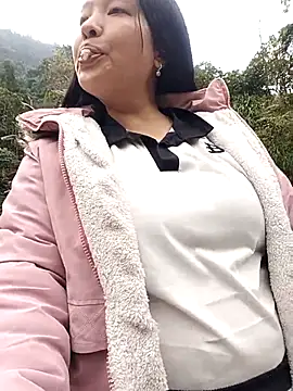 Snapshot of MuiNay chatting on 12/18/25, 03:00 MuiNay online show from 12/18/25, 03:00