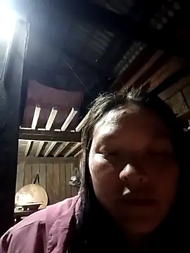 Snapshot of MuiNay chatting on 11/28/25, 12:05 MuiNay online show from 11/28/25, 12:05