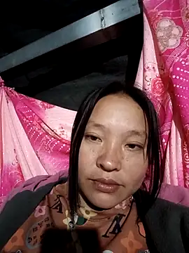 Snapshot of MuiNay chatting on 11/16/25, 12:43 MuiNay online show from 11/16/25, 12:43