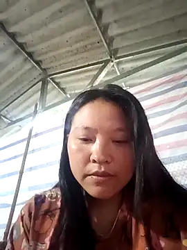 Snapshot of MuiNay chatting on 11/11/25, 12:27 MuiNay online show from 11/11/25, 12:27