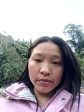 Snapshot of MuiNay chatting on 12/19/25, 12:47 MuiNay online show from 12/19/25, 12:47