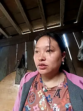 Snapshot of MuiNay chatting on 11/17/25, 02:04 MuiNay online show from 11/17/25, 02:04