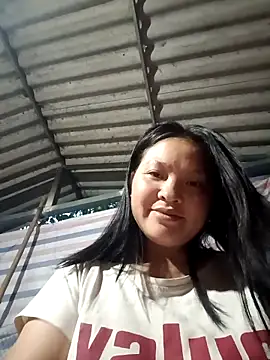 Snapshot of MuiNay chatting on 10/21/25, 11:04 MuiNay online show from 10/21/25, 11:04