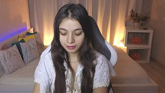 Leila Hefner online show from 11/14/25, 02:48