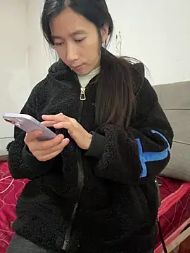 Snapshot of crhong666 chatting on 11/29/25, 12:44 crhong666 online show from 11/29/25, 12:44