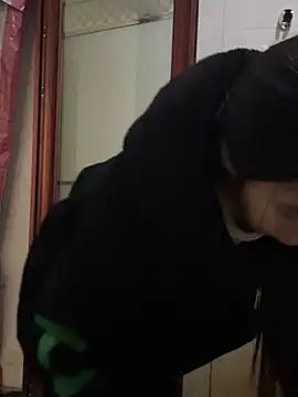 Snapshot of crhong666 chatting on 12/17/25, 12:37 crhong666 online show from 12/17/25, 12:37