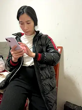 Snapshot of crhong666 chatting on 12/19/25, 12:14 crhong666 online show from 12/19/25, 12:14