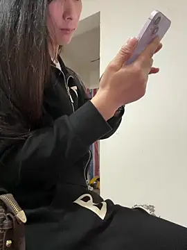 Snapshot of crhong666 chatting on 10/27/25, 12:22 crhong666 online show from 10/27/25, 12:22