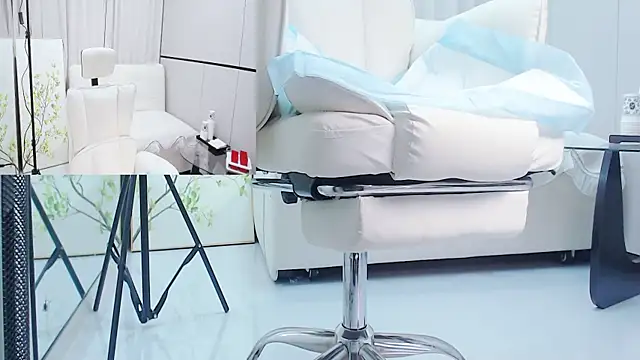 Eileen-L online show from 12/20/25, 05:10