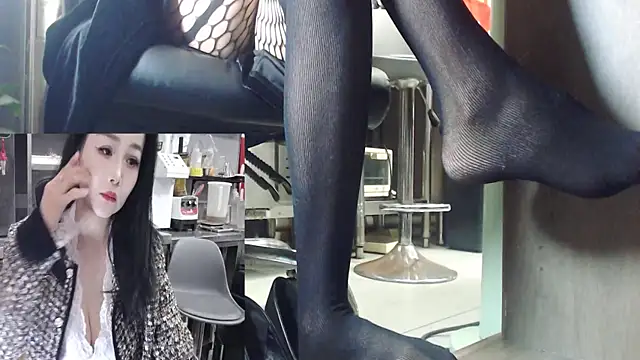 Eileen-L online show from 11/13/25, 02:37