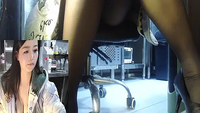 Eileen-L online show from 11/26/25, 03:12