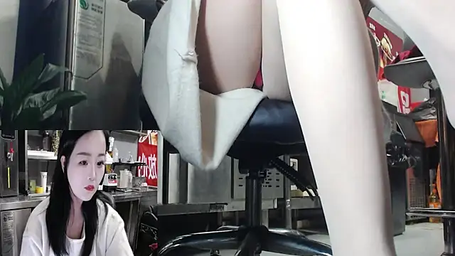 Eileen-L online show from 11/03/25, 11:47